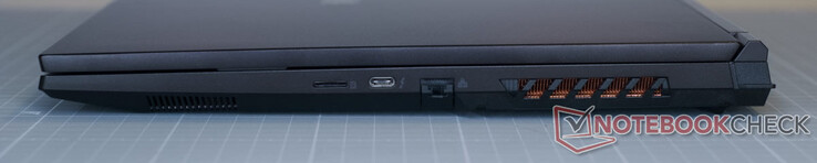 leitor de cartões microSD; USB-C 3.2 Gen2×1 (DisplayPort 1.4, Thunderbolt 4); porta RJ45 (LAN)