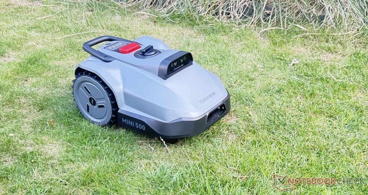O cortador de grama robótico TerraMow Mini 500 em ação
