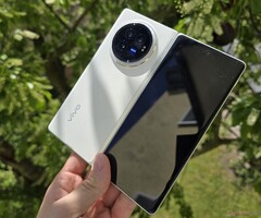 O Vivo X Fold 5 será mais leve do que o Vivo X Fold 3, na foto (fonte da imagem: Notebookcheck)