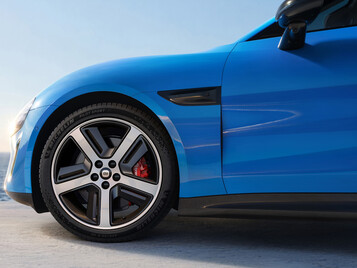 Xiaomi SU7 (2026) na nova cor Capri Blue: o sedã esportivo elétrico está recebendo mais do que apenas um pequeno facelift. (Fonte da imagem: Xiaomi)