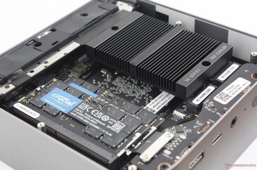 O SER8 vem com um dissipador de calor muito maior do que antes para cobrir os dois slots de SSD simultaneamente