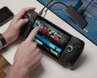 Asus ROG Ally X executando o Bazzite, com títulos de jogos visíveis na tela e dispositivos USB conectados. (Fonte da imagem: Dawid Does Tech Stuff)
