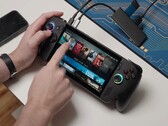 Asus ROG Ally X executando o Bazzite, com títulos de jogos visíveis na tela e dispositivos USB conectados. (Fonte da imagem: Dawid Does Tech Stuff)