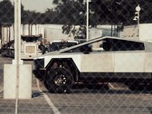 A suspensão a ar do Cybertruck pode ajudá-lo a ganhar distância do solo, mas o curso e a articulação da suspensão ainda estão envoltos em mistério. (Fonte da imagem: Adan Guajardo no X - editado)