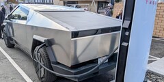 Cybertruck no V4 Supercharger (imagem: Mardak/TMC)