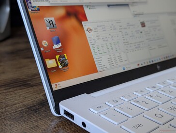 Sem vidro ou tela sensível ao toque de ponta a ponta para manter o peso baixo