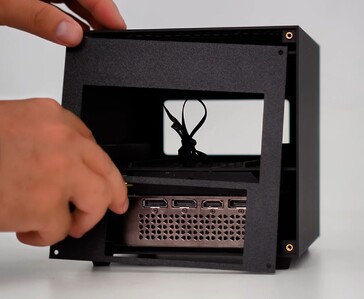 Vista traseira do ITG Cube mostrando as portas do mini PC, a conexão OCuLink e as saídas da placa de vídeo RTX 4060