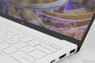 Tampa aberta em um ângulo máximo de apenas ~130 graus