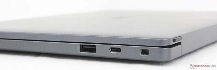 Direito: USB-A 3.2 Gen. 1, USB-C Thunderbolt 4 com DisplayPort 2.1 + Power Delivery 3.1