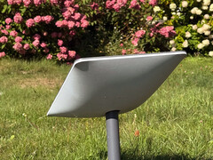 Um prato padrão Starlink em um gramado. (Fonte da imagem: Rose/X)