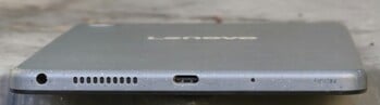 lado inferior da caixa (conector de 3,5 mm, alto-falante, porta USB, microfone)
