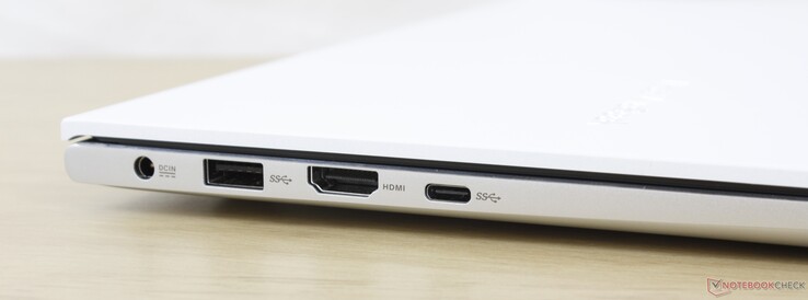 Esquerda: adaptador AC, USB-A 3.2 Gen. 1, HDMI 1.4, USB-C 3.2 Gen. 1 (Sem fornecimento de energia ou DisplayPort)