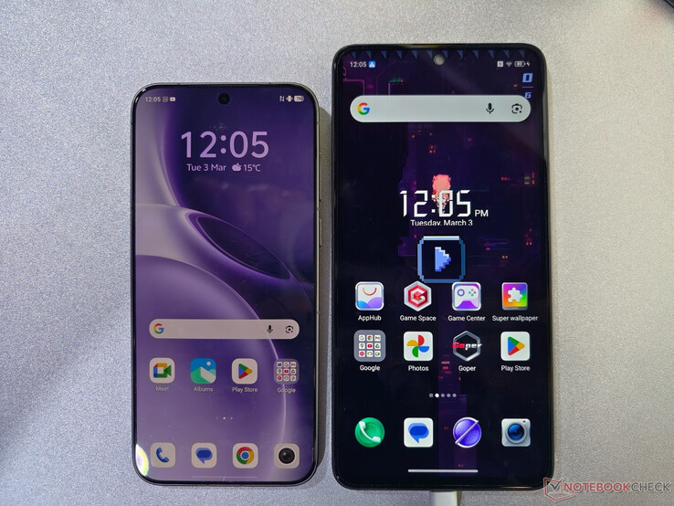 O Nubia Neo 5 Max ao lado do Vivo X300 Pro, da direita para a esquerda.