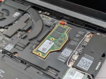 Esse é um dos poucos laptops Panther Lake fornecidos com LPCAMM2 removível, que é mais eficiente do que o SODIMM padrão