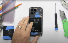 O Fairphone 5 é simples de desmontar. As peças de reposição também são acessíveis. (Fonte da imagem: JerryRigEverything)