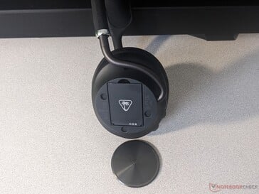 A troca de bateria do Turtle Beach Stealth Pro II é mostrada