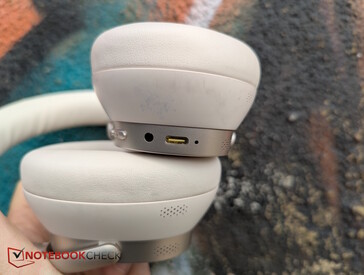 Esquerda: Conector de áudio e USB-C