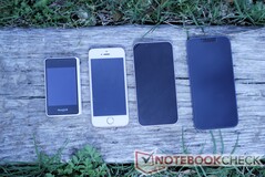 O T1 Mini (à esquerda) em comparação (em ordem) com o iPhone 5/iPhone SE (1ª geração), iPhone 13 Mini e iPhone 13.