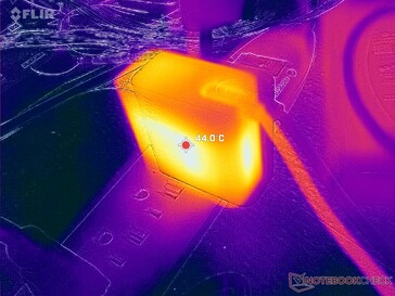 O adaptador CA atinge mais de 44 °C ao operar cargas exigentes