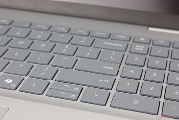 O novo teclado numérico aproveita o espaço desperdiçado no Inspiron 16 Plus 7640 do ano passado