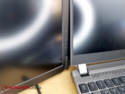 O Monduo fica pendurado livremente na parte inferior em laptops menores porque o nó de fixação é muito curto