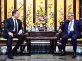 Elon Musk na China (imagem: SCMP)