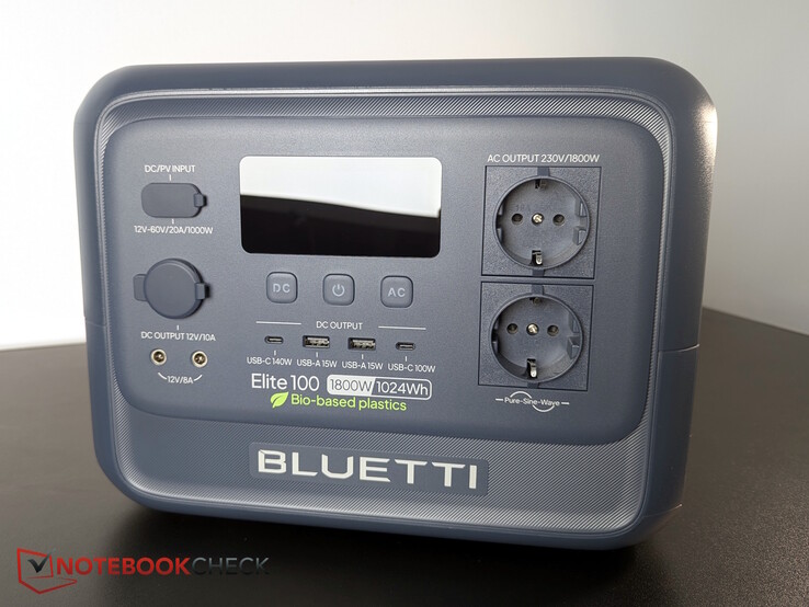 Quase todas as portas estão localizadas na parte frontal. Não há capas protetoras.