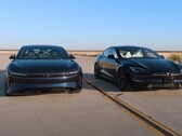 O confronto definitivo do dedão elétrico: o Lucid Air de US$ 250.000 enfrenta o Tesla Model S Plaid de US$ 111.000. (Fonte da imagem: Edmunds Cars via YouTube)