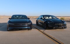 O confronto definitivo do dedão elétrico: o Lucid Air de US$ 250.000 enfrenta o Tesla Model S Plaid de US$ 111.000. (Fonte da imagem: Edmunds Cars via YouTube)