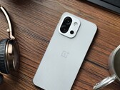 O OnePlus 13T tem apenas duas câmeras traseiras, mas isso pode mudar no 15T. (Fonte da imagem: Flying Bun no Weibo)