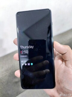 O OnePlus 11 parece ter um design plano para a tela. (Fonte da imagem: Weibo)