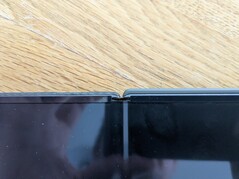 Não é apenas o ângulo, há uma boa quantidade de plástico extra no estojo do Google