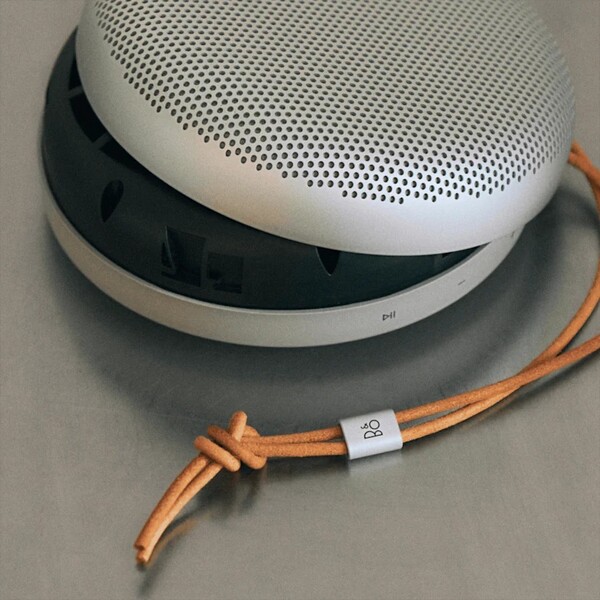O Bang & Olufsen Beosound A1 de 3ª geração tem uma bateria substituível (que não pode ser usada). (Fonte da imagem: Bang & Olufsen)