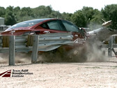 O Model 3 atravessa o guardrail em um teste de colisão (Crédito da imagem: TTI)