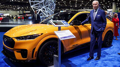 Presidente Biden ao lado de um Ford Mustang Mach-E (imagem: Reuters)