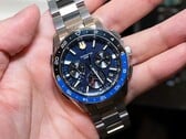 Relógio Casio Oceanus OCW-P3000 azul, visto de frente, destacando seu mostrador detalhado e a luneta de cerâmica em dois tons.