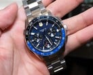 Relógio Casio Oceanus OCW-P3000 azul, visto de frente, destacando seu mostrador detalhado e a luneta de cerâmica em dois tons.
