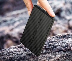 O Core Power Bank S é quase tão fino quanto o iPhone Air da Apple.