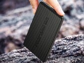 O Core Power Bank S é quase tão fino quanto o iPhone Air da Apple.