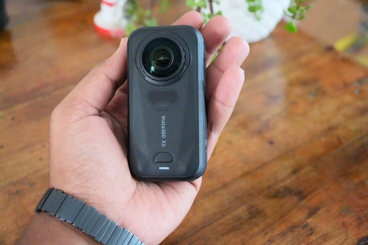 A Insta360 X6 apresenta um design compacto
