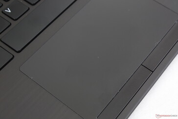 Trackpad (11 x 6,1 cm) com botões de mouse dedicados. O feedback dos botões é raso e um pouco fraco