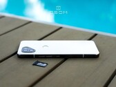 O OSOM OV1, posteriormente lançado como Solana Saga, foi o único telefone da empresa. (Fonte da imagem: OSOM)