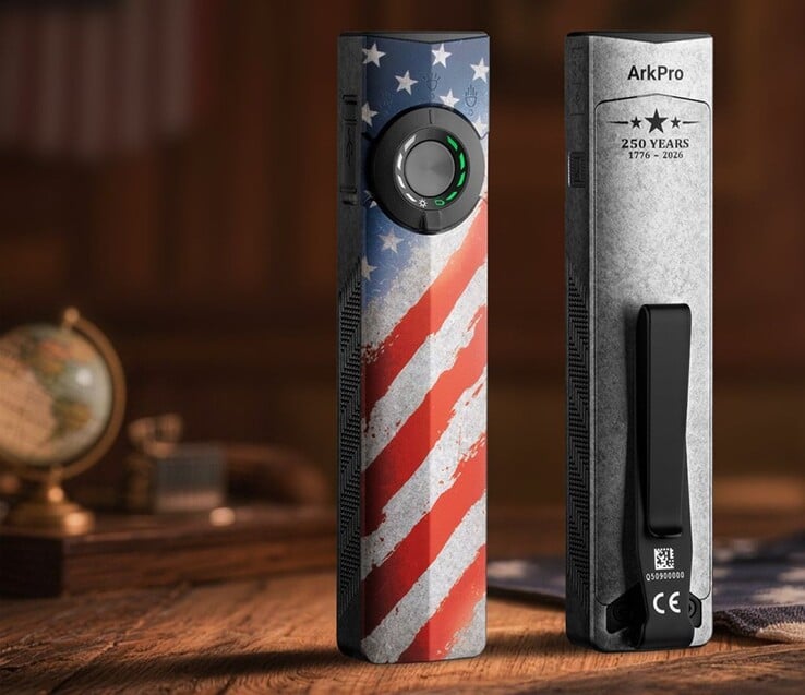 A lanterna Olight ArkPro Stars & Stripes Edition possui um botão acionado com o polegar com um seletor de três posições na parte frontal e um clipe de bolso de metal na parte traseira.