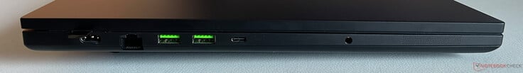 À esquerda: Carregador, Ethernet de 2,5 GB/s, 2 portas USB-A 3.2 Gen.2 (10 Gbit/s), USB-C 4.0 com Thunderbolt 4 (40 GBit/s, DisplayPort 2.1 via iGPU, Power Delivery 3.0), conector de áudio de 3,5 mm
