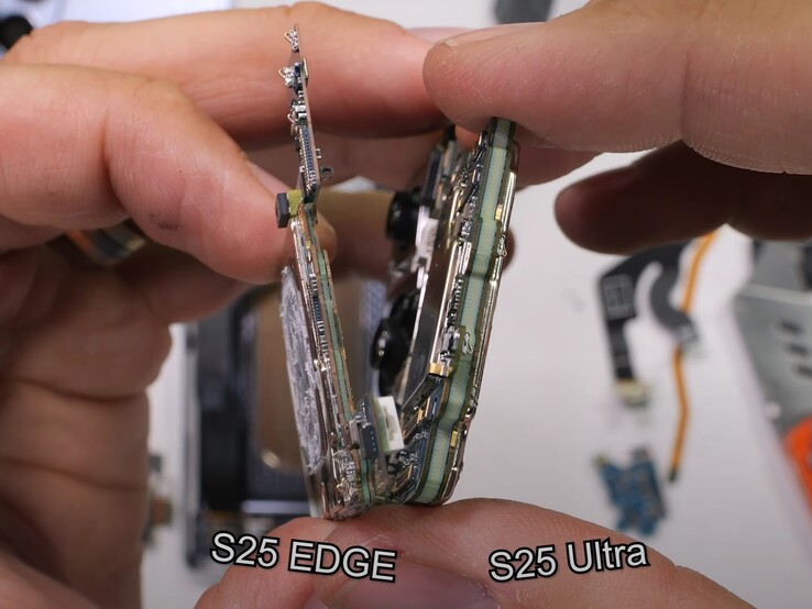 A placa-mãe do Galaxy S25 Edge é significativamente mais fina do que a do Galaxy S25 Ultra. (Fonte da imagem: JerryRigEverything)