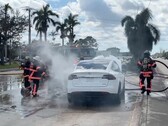Os EV queimando como o modelo Tesla X visto nesta foto podem ser difíceis de extinguir (Imagem: Jimmy Patronis)