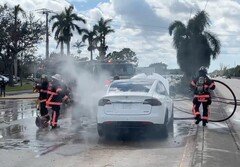 Os EV queimando como o modelo Tesla X visto nesta foto podem ser difíceis de extinguir (Imagem: Jimmy Patronis)