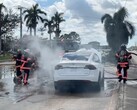 Os EV queimando como o modelo Tesla X visto nesta foto podem ser difíceis de extinguir (Imagem: Jimmy Patronis)