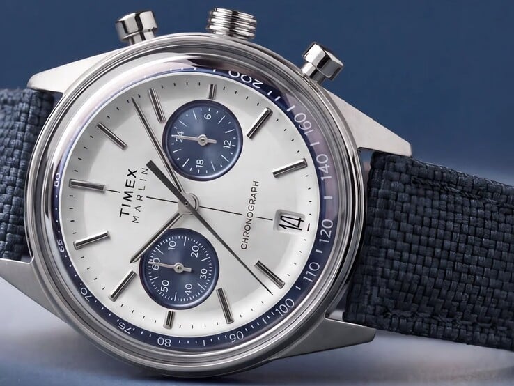 Timex Marlin Jet Chronograph fotografado contra um fundo escuro, mostrando o seu vidro abaulado, bisel taquimétrico, mostrador côncavo, submostradores do cronógrafo e design retrofuturista da caixa.