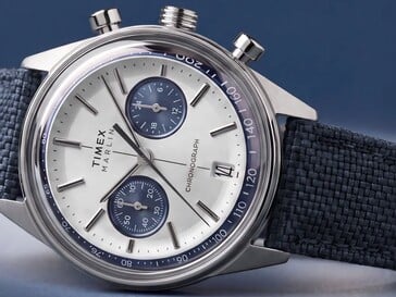 O cronógrafo Timex Marlin Jet fotografado contra um fundo escuro, mostrando seu cristal abaulado, a luneta taquimétrica, o mostrador côncavo, os submostradores do cronógrafo e o design retrofuturista da caixa.
